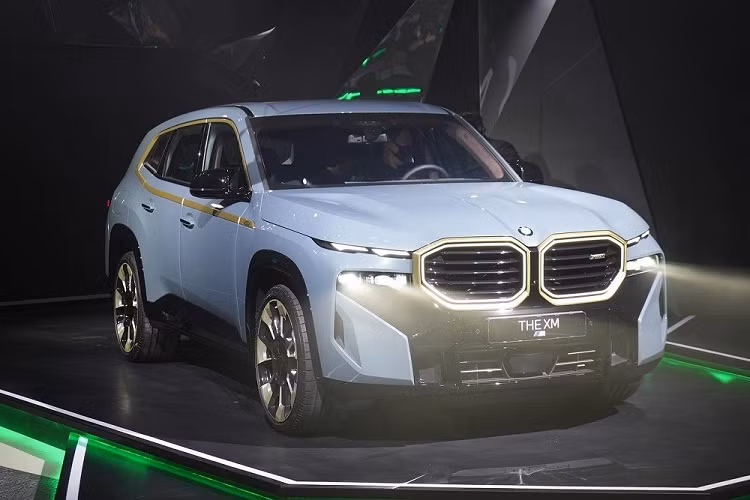 Quay trở lại với BMW XM 2023 mới, tại thị trường Hàn Quốc, mẫu xe này có giá khởi điểm từ 221,9 triệu Won (khoảng 4 tỷ đồng). So với xe ở Thái Lan vốn có giá lên đến 14,899 triệu Baht (khoảng 10,28 tỷ đồng), BMW XM ở Hàn Quốc rẻ hơn đáng kể.