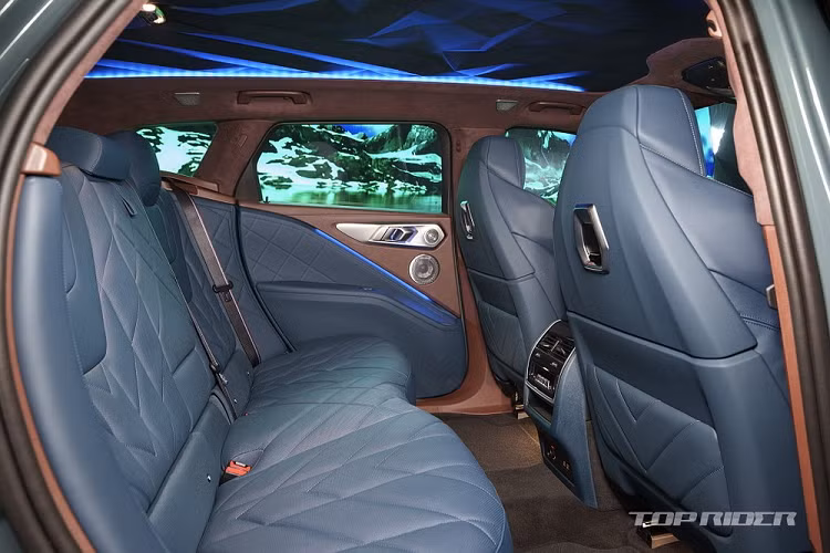 Nội thất của mẫu SUV hạng sang này chỉ có 5 chỗ ngồi, đi kèm ghế M đa chức năng, vô lăng M, màn hình cong cỡ lớn và màn hình hiển thị thông tin kính lái HUD. Trần xe có những họa tiết hình học 3D ấn tượng, kết hợp với hơn 100 đèn LED để mang đến trải nghiệm mãn nhãn cho người ngồi trên xe. Bên cạnh đó là hệ điều hành BMW OS 8, hệ thống kiểm soát hành trình thích ứng và hộc đựng cốc làm mát/hâm nóng đồ uống.
