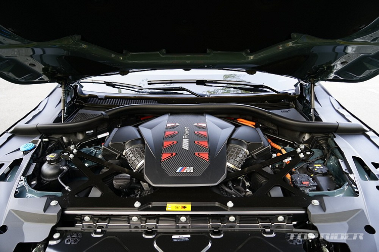 XM là mẫu xe mang thương hiệu M đầu tiên được BMW giới thiệu tại thị trường Hàn Quốc sau M1 ra mắt vào năm 1978. Mẫu SUV hạng sang cỡ lớn này được trang bị hệ truyền động plug-in hybrid (PHEV) mạnh mẽ, bao gồm máy xăng V8, tăng áp kép, dung tích 4.4L, 1 mô-tơ điện, cụm pin 29,5 kWh và hộp số tự động 8 cấp.