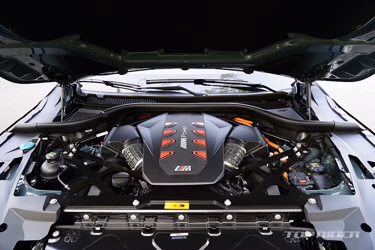 XM là mẫu xe mang thương hiệu M đầu tiên được BMW giới thiệu tại thị trường Hàn Quốc sau M1 ra mắt vào năm 1978. Mẫu SUV hạng sang cỡ lớn này được trang bị hệ truyền động plug-in hybrid (PHEV) mạnh mẽ, bao gồm máy xăng V8, tăng áp kép, dung tích 4.4L, 1 mô-tơ điện, cụm pin 29,5 kWh và hộp số tự động 8 cấp.