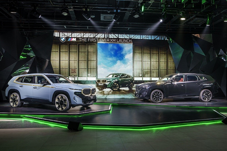 Những công nghệ đáng chú ý khác của XM gồm có giả lập âm thanh động cơ BMW Iconic Sound Electric phát triển cùng với nhà soạn nhạc Hans Zimmer nổi tiếng, hệ thống treo thích ứng Adaptive M Suspension Professional, hệ thống cân bằng chống lật chủ động vận hành bằng mô-tơ điện 48V, hệ thống đánh lái bánh sau đầu tiên của BMW, khóa vi sai M Sports và phanh hiệu suất cao M.