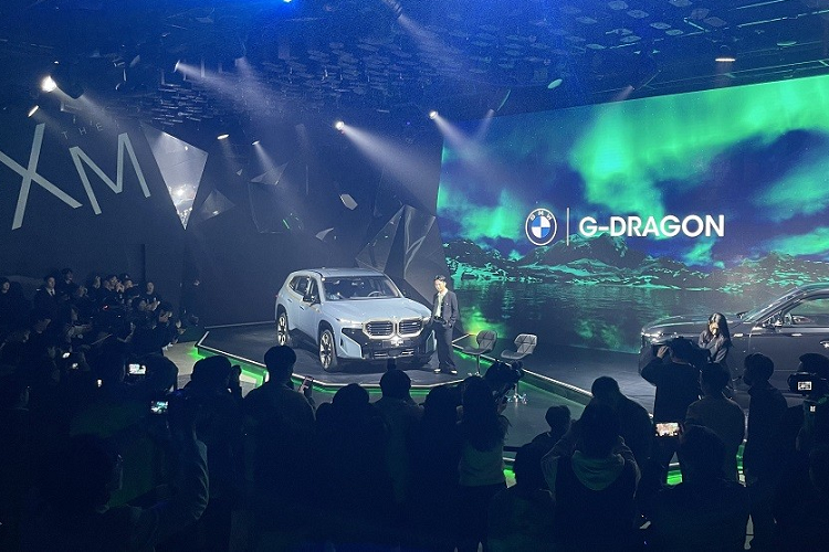 Sở dĩ G-Dragon xuất hiện trong sự kiện này vì anh đã được chọn là gương mặt đại diện cho dòng SUV hạng sang BMW XM ở xứ sở kim chi. Cách đây không lâu, G-Dragon cũng đã xuất hiện trong một sự kiện của Rolls-Royce ở Hàn Quốc cùng với CEO của thương hiệu xe siêu sang này và một số vị khách mời khác.