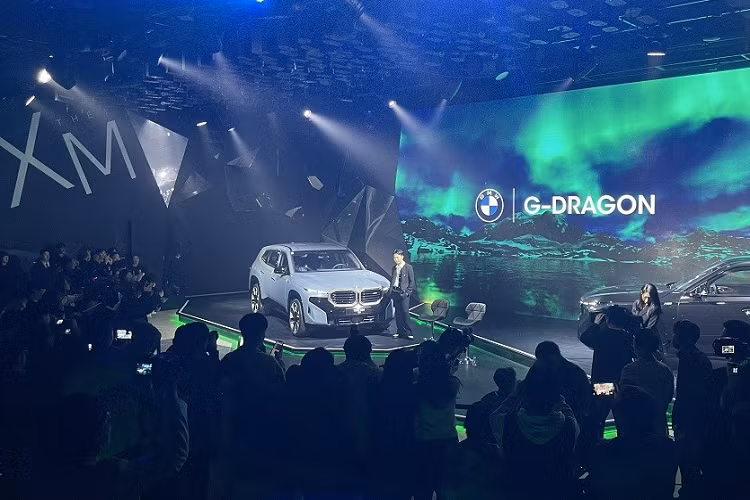 Sở dĩ G-Dragon xuất hiện trong sự kiện này vì anh đã được chọn là gương mặt đại diện cho dòng SUV hạng sang BMW XM ở xứ sở kim chi. Cách đây không lâu, G-Dragon cũng đã xuất hiện trong một sự kiện của Rolls-Royce ở Hàn Quốc cùng với CEO của thương hiệu xe siêu sang này và một số vị khách mời khác.