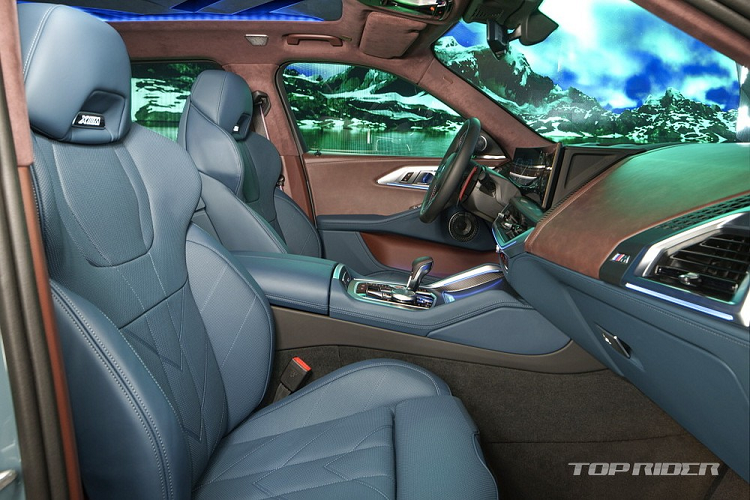 Xe được trang bị lưới tản nhiệt hình quả thận đôi cỡ lớn với viền đèn bao quanh, hệ thống đèn 2 tầng trên đầu xe tương tự 7-Series và X7 mới, bộ vành có đường kính lên đến 23 inch, đèn hậu LED với tạo hình chữ "L" bên trong, 4 ống xả nằm dọc, bộ khuếch tán gió màu đen bóng hay những điểm nhấn màu vàng kim xung quanh thân xe.