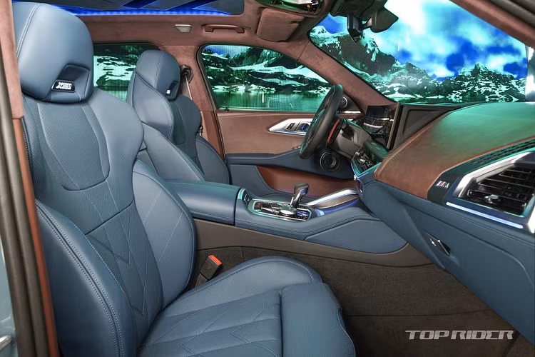 Xe được trang bị lưới tản nhiệt hình quả thận đôi cỡ lớn với viền đèn bao quanh, hệ thống đèn 2 tầng trên đầu xe tương tự 7-Series và X7 mới, bộ vành có đường kính lên đến 23 inch, đèn hậu LED với tạo hình chữ "L" bên trong, 4 ống xả nằm dọc, bộ khuếch tán gió màu đen bóng hay những điểm nhấn màu vàng kim xung quanh thân xe.