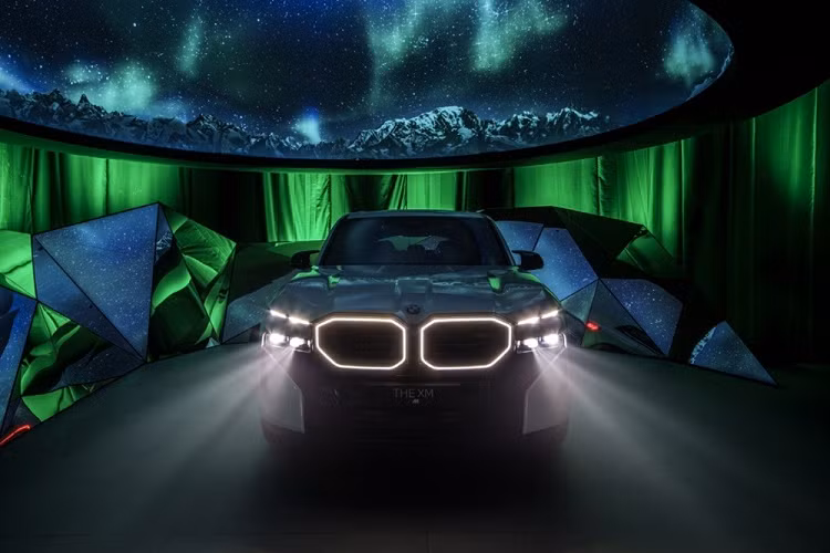 Hệ truyền động kể trên tạo ra công suất tổng cộng 653 mã lực và mô-men xoắn cực đại 800 Nm. Nhờ đó, BMW XM có thể tăng tốc từ 0-100 km/h trong thời gian chỉ 4,3 giây và chạy bằng riêng mô-tơ điện trên quãng đường 62 km. Tốc độ tối đa của xe khi chạy bằng riêng mô-tơ điện là 140 km/h. Thời gian sạc đầy pin cho xe rơi vào khoảng 4 tiếng đồng hồ.