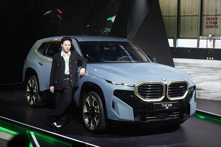 Vào hôm 28/3/2023 vừa qua, hãng BMW đã giới thiệu mẫu SUV hạng sang XM ở thị trường Hàn Quốc. Xuất hiện trong sự kiện này ngoài ban lãnh đạo của BMW Hàn Quốc còn có nam ca sỹ G-Dragon của ban nhạc Big Bang.