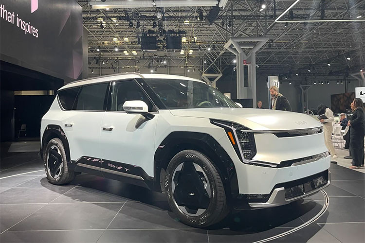 Bên cạnh đó là 4 màu sơn nhám, gồm có xanh Ocean Blue, bạc Ivory Silver, xanh lá Iceberg Green và xám Panthera Metal. Ngoài ra, một đoạn video được đăng trên mạng xã hội Tiktok còn cho thấy thiết kế khóa thông minh khá thú vị của mẫu ô tô điện này. Khóa xe có thiết kế đơn giản, hiện đại và đi kèm logo Kia màu xanh lá.