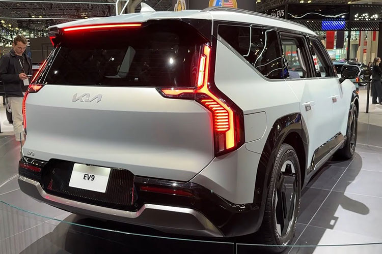 Kia EV9 2024 có 12 màu sắc, bao gồm cả bóng lẫn nhám. Các màu sơn bóng là trắng Snow White Pearl (SWP), xám Panthera Metal (P2M), đen Aurora Black Pearl (ABP), đỏ Flare Red (C7R), xám Pebble Gray (DFG), bạc Ivory Silver (ISG), xanh Ocean Blue (OBG) và xanh lá Iceberg Green (IEG).
