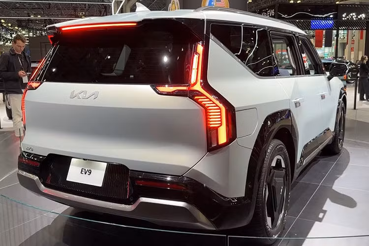 Kia EV9 2024 có 12 màu sắc, bao gồm cả bóng lẫn nhám. Các màu sơn bóng là trắng Snow White Pearl (SWP), xám Panthera Metal (P2M), đen Aurora Black Pearl (ABP), đỏ Flare Red (C7R), xám Pebble Gray (DFG), bạc Ivory Silver (ISG), xanh Ocean Blue (OBG) và xanh lá Iceberg Green (IEG).
