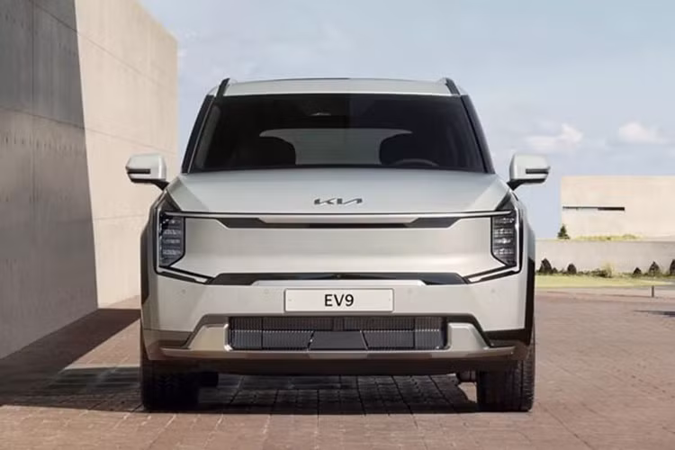 Đây là kết quả đạt được chỉ sau 13 ngày mở bán. Với kết quả này, EV9 đã vượt qua kỷ lục của những mẫu xe đầu bảng khác trong gia đình Kia như K9 (3.201 đơn đặt hàng sau 15 ngày vào năm 2012) và Mojave (7.137 đơn đặt hàng sau 11 ngày vào năm 2019).