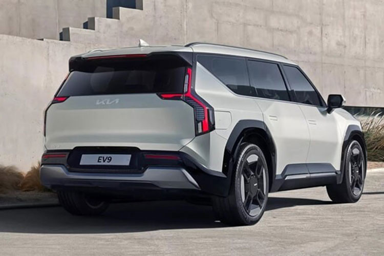 Tại thị trường Hàn Quốc, Kia EV9 2024 có tổng cộng 3 phiên bản là Air, Earth và GT-Line. Trong đó, bản Earth và GT-Line được nhiều khách hàng Hàn Quốc yêu thích nhất, chiếm đến 86% tổng lượng đơn đặt hàng.