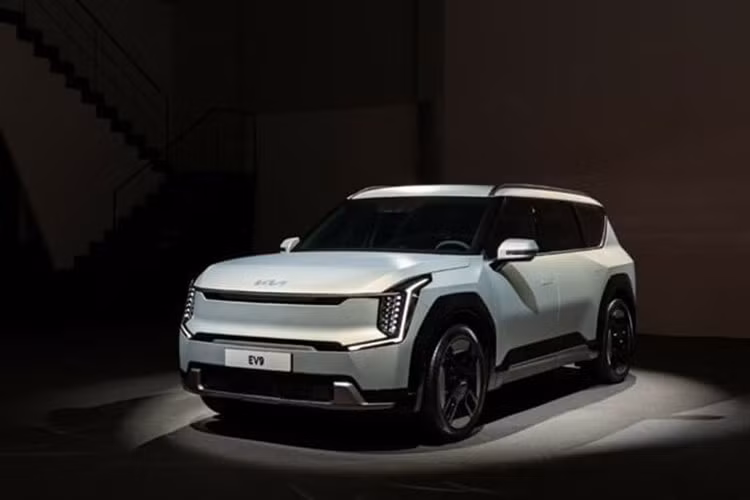  Kia EV9 2024 chạy điện hoàn toàn mới đã chính thức trình làng trong triển lãm Ô tô Seoul 2023 diễn ra vào tháng 4/2023 vừa qua. Đây chính là mẫu SUV điện cỡ lớn với nội thất 3 hàng ghế đầu tiên của làng xe Hàn Quốc. Với thiết kế táo bạo, trang bị độc đáo và quãng đường di chuyển khá dài sau một lần sạc pin, mẫu SUV điện này đã nhanh chóng lọt vào mắt xanh của nhiều khách hàng Hàn Quốc.