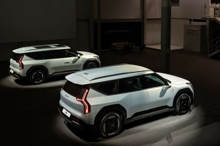 Theo công bố của Kia, tính đến ngày 16/5/2023, lượng đơn đặt hàng dành cho EV9 đã vượt qua con số 10.000. Cụ thể, sau ngày 15/5, đã có 10.367 khách hàng Hàn Quốc đặt mua mẫu xe điện này. Trong đó, 60% người đặt mua là khách hàng cá nhân. Khách hàng doanh nghiệp lại lựa chọn phiên bản 6 chỗ của Kia EV9 2024 nhiều hơn cả với tỷ lệ 79%.