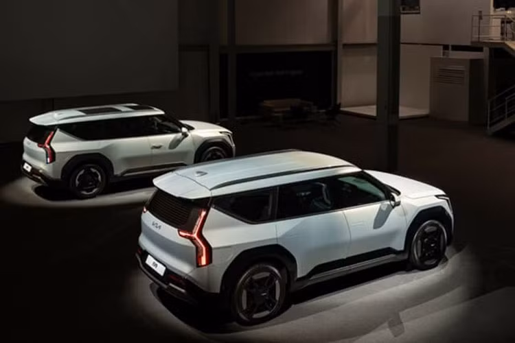 Theo công bố của Kia, tính đến ngày 16/5/2023, lượng đơn đặt hàng dành cho EV9 đã vượt qua con số 10.000. Cụ thể, sau ngày 15/5, đã có 10.367 khách hàng Hàn Quốc đặt mua mẫu xe điện này. Trong đó, 60% người đặt mua là khách hàng cá nhân. Khách hàng doanh nghiệp lại lựa chọn phiên bản 6 chỗ của Kia EV9 2024 nhiều hơn cả với tỷ lệ 79%.