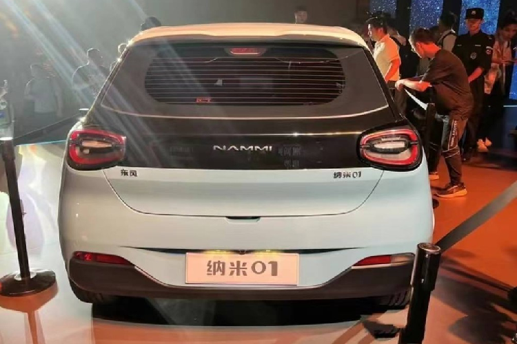 Tất nhiên, mẫu xe Trung Quốc này vẫn có những chi tiết khác biệt so với Smart #1 như đèn pha và đèn hậu. Bên cạnh đó là những chi tiết ngoại thất đáng chú ý khác như dải đèn LED định vị ban ngày nằm vắt ngang đầu xe, tay nắm cửa ẩn, vành hợp kim 17 inch với thiết kế khí động lực học và cánh gió mui.