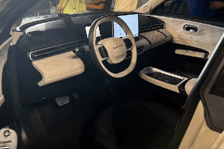 Bên trong xe, Nammi 01 2024 chạy điện được trang bị nội thất 2 hàng ghế. Nội thất của xe được bọc da với 2 màu đen - trắng tương phản và khâu quả trám. Bên cạnh đó là vô lăng 2 chấu, bảng đồng hồ kỹ thuật số khá nhỏ và màn hình cảm ứng trung tâm cỡ lớn, đặt nổi trên mặt táp-lô. Cần số điện tử của xe được đặt phía sau vô lăng trong khi cụm điều khiển trung tâm được bọc da và có thiết kế gọn gàng.