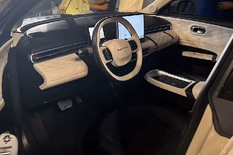 Bên trong xe, Nammi 01 2024 chạy điện được trang bị nội thất 2 hàng ghế. Nội thất của xe được bọc da với 2 màu đen - trắng tương phản và khâu quả trám. Bên cạnh đó là vô lăng 2 chấu, bảng đồng hồ kỹ thuật số khá nhỏ và màn hình cảm ứng trung tâm cỡ lớn, đặt nổi trên mặt táp-lô. Cần số điện tử của xe được đặt phía sau vô lăng trong khi cụm điều khiển trung tâm được bọc da và có thiết kế gọn gàng.