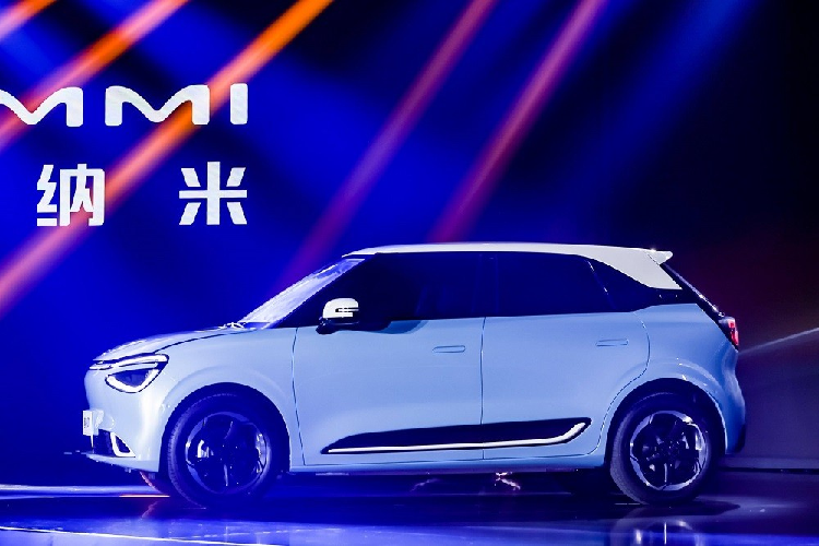 Trên cụm điều khiển trung tâm, hãng Dongfeng đã bố trí sạc điện thoại không dây và phanh tay điện tử. Tất nhiên, cũng cần phải nói thêm rằng chiếc Nammi 01 được trưng bày mới là xe nguyên mẫu trước khi lên dây chuyền sản xuất. Phiên bản thương mại của xe có thể sẽ dùng vật liệu kém cao cấp hơn để giữ giá bán hấp dẫn. "Trái tim" của Nammi 01 là mô-tơ điện có công suất tối đa 163 mã lực.