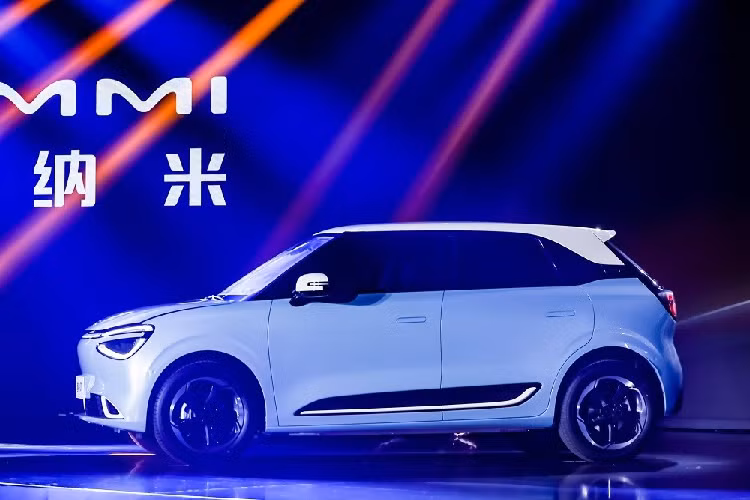 Trên cụm điều khiển trung tâm, hãng Dongfeng đã bố trí sạc điện thoại không dây và phanh tay điện tử. Tất nhiên, cũng cần phải nói thêm rằng chiếc Nammi 01 được trưng bày mới là xe nguyên mẫu trước khi lên dây chuyền sản xuất. Phiên bản thương mại của xe có thể sẽ dùng vật liệu kém cao cấp hơn để giữ giá bán hấp dẫn. "Trái tim" của Nammi 01 là mô-tơ điện có công suất tối đa 163 mã lực.