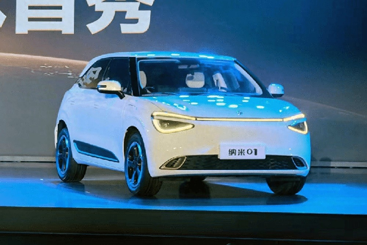 Mới đây, hãng Dongfeng đã ra mắt thương hiệu con mang tên Nammi. Đây là thương hiệu con tiếp theo của Dongfeng, sau Forthing, Fukang, Fengon, Aeolus và M-Hero. Theo hãng Dongfeng, Nammi sẽ chuyên sản xuất ôtô điện cỡ nhỏ với mục tiêu doanh số hàng năm đạt 400.000 xe vào năm 2025. Mẫu xe đầu tiên của thương hiệu Nammi có tên 01.