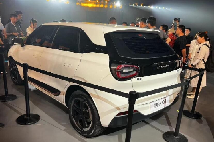 Tuy nhiên, điểm nhấn của xe lại nằm ở pin thể rắn, cho phép xe chạy 200 km sau 8 phút sạc theo công bố của nhà sản xuất. Ngoài ra, xe còn có tính năng sạc cho các thiết bị điện bên ngoài (V2L). Cuối cùng là những tính năng an toàn như hệ thống phanh khẩn cấp tự động và hỗ trợ đỗ xe tự động. Nhờ đó, mẫu xe này có khả năng tự lái bán tự động cấp độ 2.