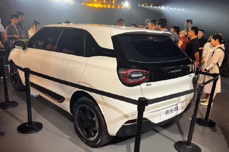 Tuy nhiên, điểm nhấn của xe lại nằm ở pin thể rắn, cho phép xe chạy 200 km sau 8 phút sạc theo công bố của nhà sản xuất. Ngoài ra, xe còn có tính năng sạc cho các thiết bị điện bên ngoài (V2L). Cuối cùng là những tính năng an toàn như hệ thống phanh khẩn cấp tự động và hỗ trợ đỗ xe tự động. Nhờ đó, mẫu xe này có khả năng tự lái bán tự động cấp độ 2.