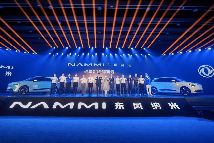 Dongfeng Nammi 01 dung pin the ran, sac 8 phut chay duoc 200km