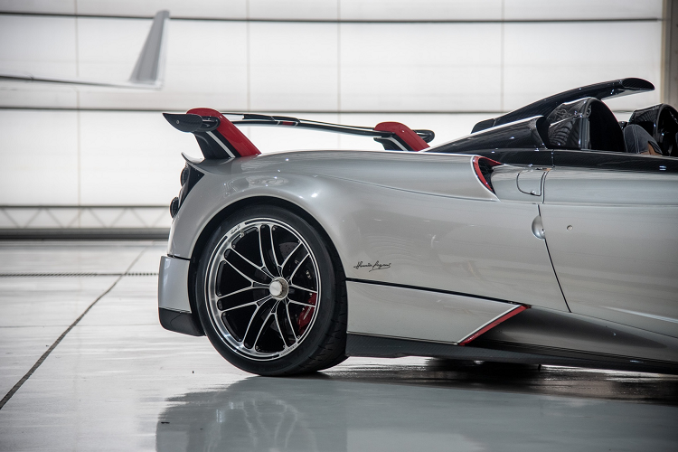 Đến nay Huayra Roadster BC đã ra mắt được hơn 10 năm, nhưng nội thất của xe vẫn mang phong cách tương lai với phím bấm chức năng cùng với các chi tiết từ vật liệu cao cấp. Các phím chức năng điều chỉnh hệ thống đèn, khóa cửa, cánh gió... đều được chế tác tinh xảo.