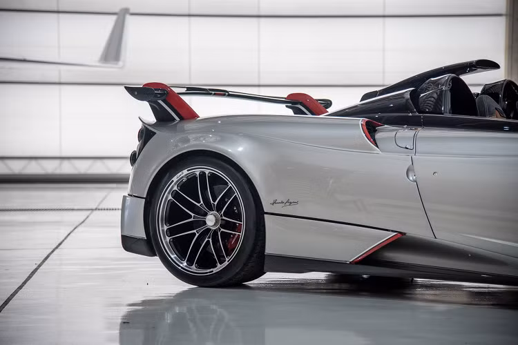 Đến nay Huayra Roadster BC đã ra mắt được hơn 10 năm, nhưng nội thất của xe vẫn mang phong cách tương lai với phím bấm chức năng cùng với các chi tiết từ vật liệu cao cấp. Các phím chức năng điều chỉnh hệ thống đèn, khóa cửa, cánh gió... đều được chế tác tinh xảo.