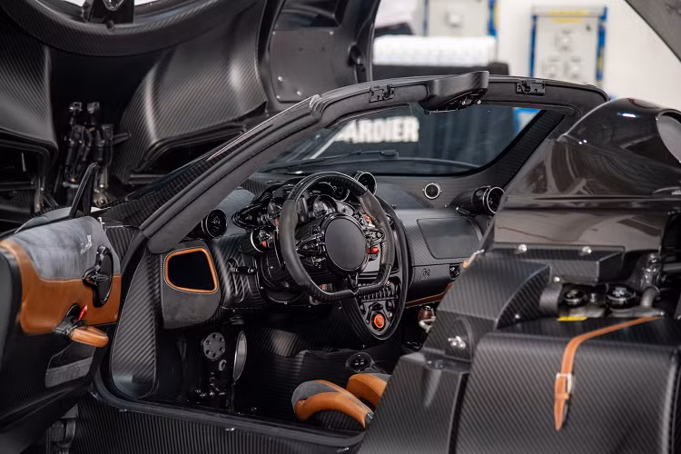 Kết hợp với hộp số tuần tự ly hợp đơn 7 cấp Xtrac với bộ vi sai cơ điện, nhẹ hơn 35% so với cơ cấu ly hợp kép có kết cấu tương tự. Tốc độ tối đa 238mph (383 km/h).