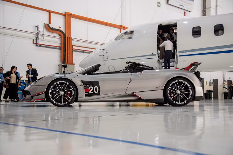 Vị doanh nhân này không chỉ là bạn thân của nhà sáng lập hãng xe ông Horacio Pagani mà còn là chủ nhân chiếc Pagani đầu tiên. Pagani Huayra Roadster BC sở hữu ngoại thất với nhiều trang bị khí động học hơn bản tiêu chuẩn, hiệu suất của xe cũng được nâng cao hơn.