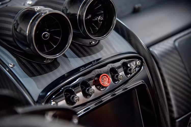 Đến thời điểm hiện tại, ở Singapore đang có ít nhất 2 chiếc Pagani Huayra Roadster BC, có 1 xe đã đăng ký.