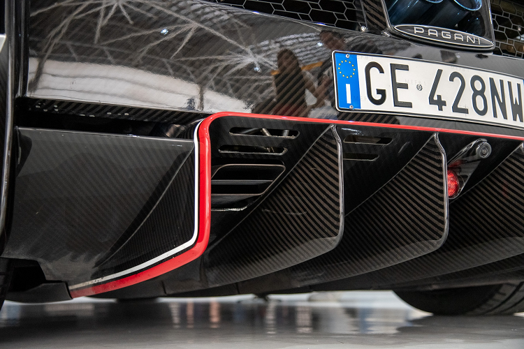 Pagani Huayra Roadster BC trang bị khối động cơ V12 twin-turbo 6.0L do AMG lắp ráp thủ công, công suất tối đa 802 mã lực và mô-men xoắn cực đại 1.050 Nm.