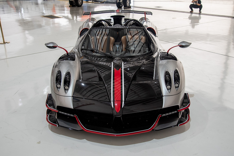 Siêu xe Pagani Huayra Roadster BC được ra mắt vào tháng 7/2019, đây là phiên bản nâng cấp của siêu xe Huayra Roadster hướng đến việc vận hành trong đường đua. Biến thể "BC" được viết tắt theo tên của doanh nhân người Ý - Benny Caiola.