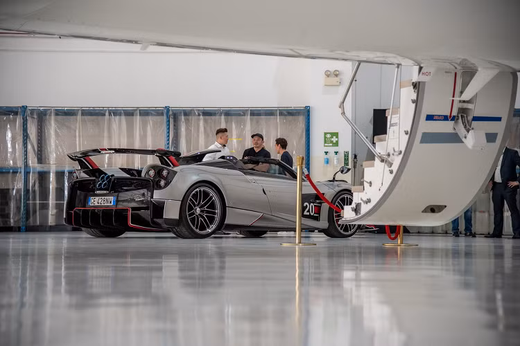 Mức giá xe Pagani Huayra Roadster BC lên đến 14 triệu đô Singapore tương đương 10,5 triệu USD gần 250 tỷ đồng tiền Việt Nam.