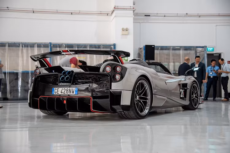 Chiếc xe Huayra Roadster BC này sở hữu bộ ghế thể thao đọc bọc da màu nâu và nhiều chi tiết làm từ Alcantara. Bảng đồng hồ trung tâm mặt số Analog được chế tác cổ điển.