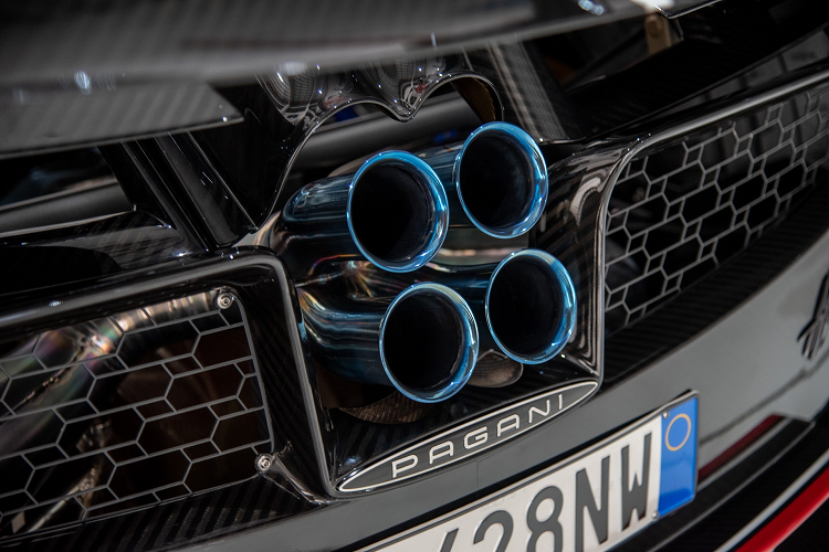 Hệ thống treo tay đòn kép độc lập làm bằng hợp kim nhôm đúc, có thể điều chỉnh. Cùng với cùm phanh Brembo 6 piston phía trước và 4 piston phía sau. Tinh ý hơn có thể thấy Huayra Roadster BC được bổ sung thêm của gió động cơ ở nắp capo, chi tiết này giống với Zonda Cinque Roadster.