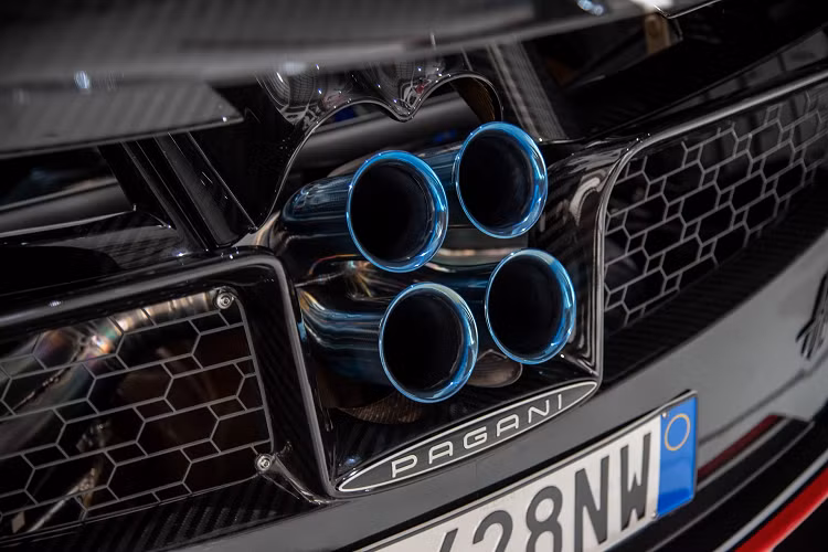 Hệ thống treo tay đòn kép độc lập làm bằng hợp kim nhôm đúc, có thể điều chỉnh. Cùng với cùm phanh Brembo 6 piston phía trước và 4 piston phía sau. Tinh ý hơn có thể thấy Huayra Roadster BC được bổ sung thêm của gió động cơ ở nắp capo, chi tiết này giống với Zonda Cinque Roadster.