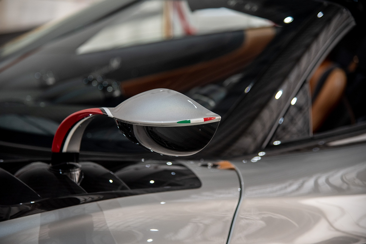 Ngôn ngữ thiết kế đường cong ellipse cũng áp dụng với đèn hậu Huayra Roadster và Huayra Roadster BC.Chiếc siêu xe bản giới hạn Huayra Roadster BC trang bị mâm hợp kim nhôm đúc nguyên khối thửa riêng của thương hiệu App Tech. Bánh trước có kích thước 20 inch và báh sau 21 inch.