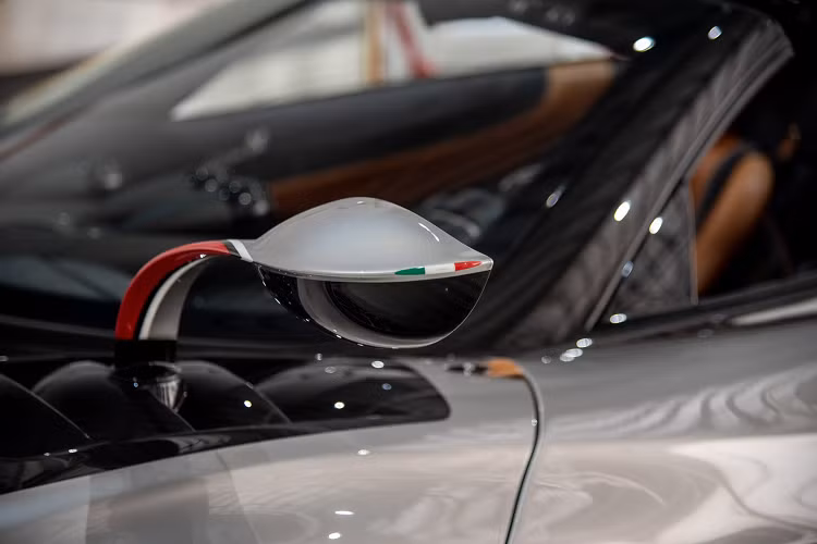 Ngôn ngữ thiết kế đường cong ellipse cũng áp dụng với đèn hậu Huayra Roadster và Huayra Roadster BC.Chiếc siêu xe bản giới hạn Huayra Roadster BC trang bị mâm hợp kim nhôm đúc nguyên khối thửa riêng của thương hiệu App Tech. Bánh trước có kích thước 20 inch và báh sau 21 inch.