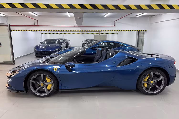 Ferrari SF90 Spider của Cường Đô la có ngoại thất và nội thất đều mang màu xanh, bên trong khoang lái xe, ông xã của Đàm Thu Trang yêu cầu làm chi tiết riêng với logo CT (tên viết tắt của Cường - Trang và còn là logo chuỗi nhà hàng của doanh nhân này cùng vợ đang kinh doanh) không còn xuất hiện dưới dạng dán đề-can mà được hãng Ferrari khắc trên 1 tấm huy hiệu có logo của hãng, tên phiên bản xe.