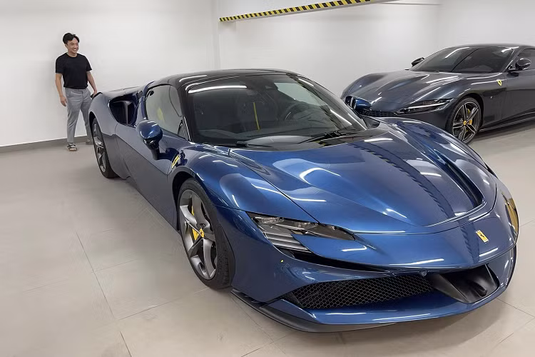 Đây là những hình ảnh đầu tiên về chiếc siêu xe mui trần Ferrari SF90 Spider được Cường Đô la mang ra trải nghiệm sau khi ra biển số, người ngồi bên ghế phụ tay chơi này không ai khác ngoài 2 "nóc nhà" là Đàm Thu Trang và cô con gái rượu Suchin.