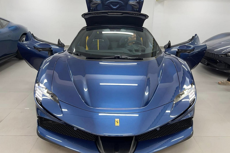 Ferrari SF90 Spider của vợ chồng Đàm Thu Trang được trang bị động cơ V8, dung tích 4.0 lít, tăng áp kép nhưng còn đi kèm thêm 3 mô tơ điện. Đây cũng là chiếc siêu xe mui trần Ferrari thương mại đầu tiên có hệ truyền động plug-in hybrid và hiện là chiếc xe Ferrari có động cơ V8 mạnh nhất thế giới.