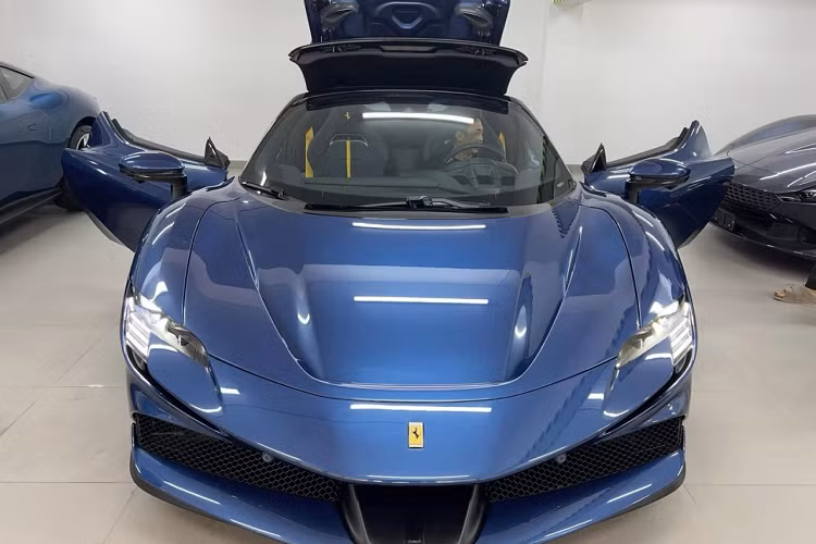 Ferrari SF90 Spider của vợ chồng Đàm Thu Trang được trang bị động cơ V8, dung tích 4.0 lít, tăng áp kép nhưng còn đi kèm thêm 3 mô tơ điện. Đây cũng là chiếc siêu xe mui trần Ferrari thương mại đầu tiên có hệ truyền động plug-in hybrid và hiện là chiếc xe Ferrari có động cơ V8 mạnh nhất thế giới.