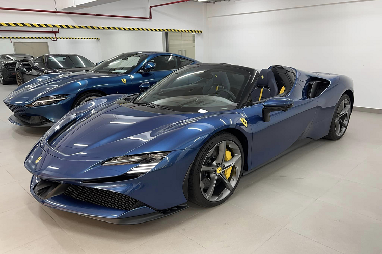 Xe đua đường phố Porsche 911 GT3 thế hệ mới nhất, coupe siêu sang Bentley Continental GT V8 2022, ước tính tổng giá trị cho dàn xe này trên 100 tỷ đồng, riêng chiếc Ferrari SF90 Spider đã có giá hơn 50 tỷ đồng.