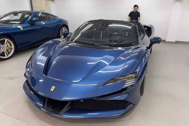 Khi lắp hệ truyền động hybrid, siêu xe mui trần Ferrari SF90 Spider có công suất tối đa 986 mã lực. Với sức mạnh khủng khiếp mình có được, siêu xe mui trần Ferrari SF90 Spider chỉ mất 2,5 giây để đua nước rút từ vị trí xuất phát lên 100 km/h