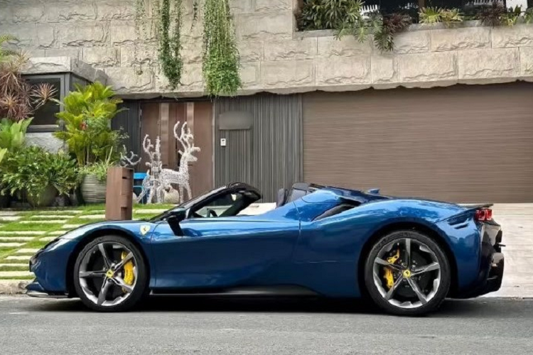 Chỉ vài ngày sau khi chiếc Ferrari SF90 Spider ra biển số trắng, Cường Đô la đã chia sẻ hình ảnh trải nghiệm mẫu xe này lên mạng xã hội và nhận được sự quan tâm không nhỏ của cư dân mạng, không ít người để lại bình luận chúc mừng Cường Đô la mua xe mới và hình ảnh chở vợ con đi cùng đã làm nhiều người ngưỡng mộ tình cảm của gia đình này.