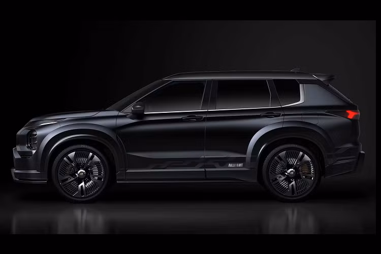 Phiên bản Ralliart của Mitsubishi Outlander PHEV có thể cung cấp công suất lên tới 286 mã lực, mạnh nhất trong các mẫu xe Mitsubishi Outlander đang bán hiện tại, tạp chí Nhật Bản cho rằng xe vẫn sẽ có động cơ xăng 4 xi-lanh, dung tích 2.4 lít hoạt động cùng với một cặp động cơ điện.