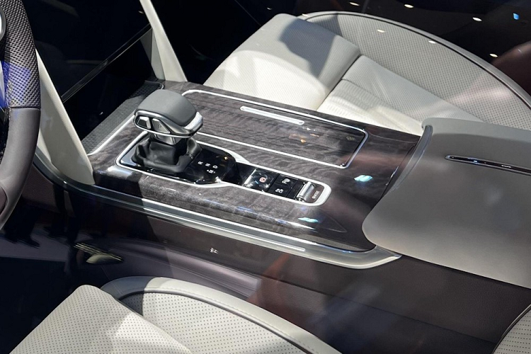 Hiện tại, tin tức về sức mạnh và các khía cạnh khác vẫn chưa được công bố. Theo thông báo từ hãng xe Trung Quốc, mức giá xe Hồng Kỳ HS7 2023 mới và các thông tin chi tiết sẽ được bật mí vào tháng 8 năm nay. 